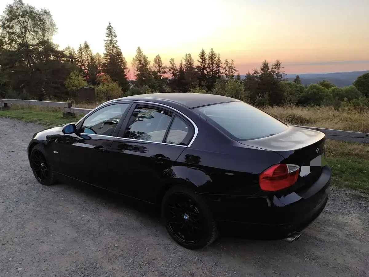 Second-hand BMW 325 Sport Line 218 CP (160 kW) 2006 Negru Berlinǎ