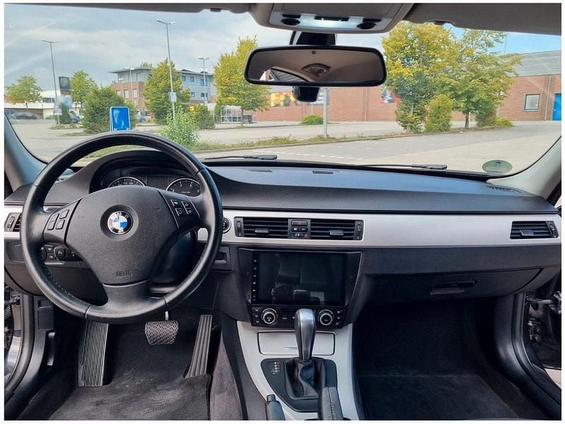 Gebraucht BMW 318 143 PS (105 kW) 2010 Schwarz Limousine