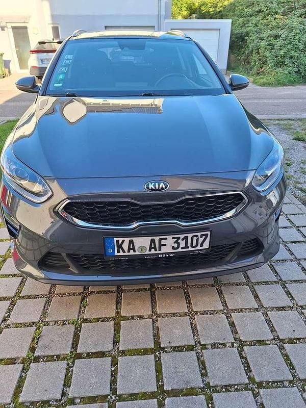 Grau Gebraucht 2020 Kia Ceed Sportswagon Vision Kombi | 11.900 € (Superpreis) - Bild 1/4