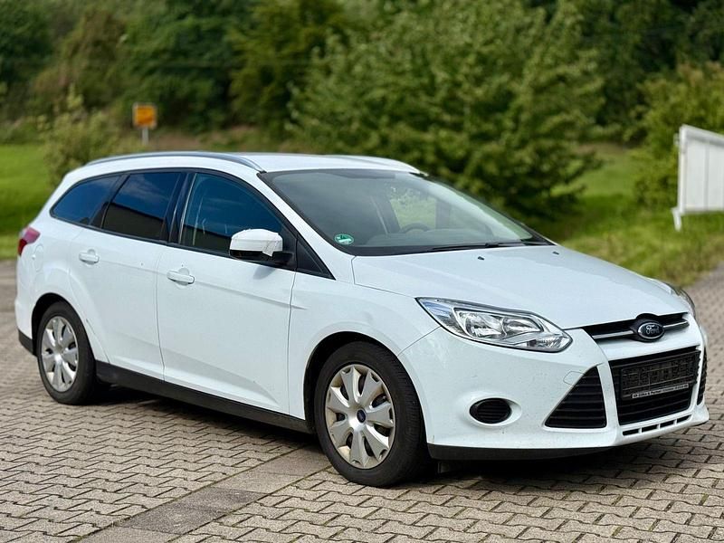Weiß Gebraucht 2011 Ford Focus Trend Kombi | 2.800 € (Superpreis) - Bild 1/4