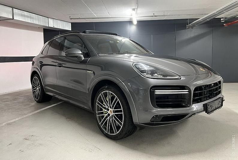 Grau Gebraucht 2021 Porsche Cayenne Turbo S SUV | 79.999 € (Superpreis) - Bild 1/4