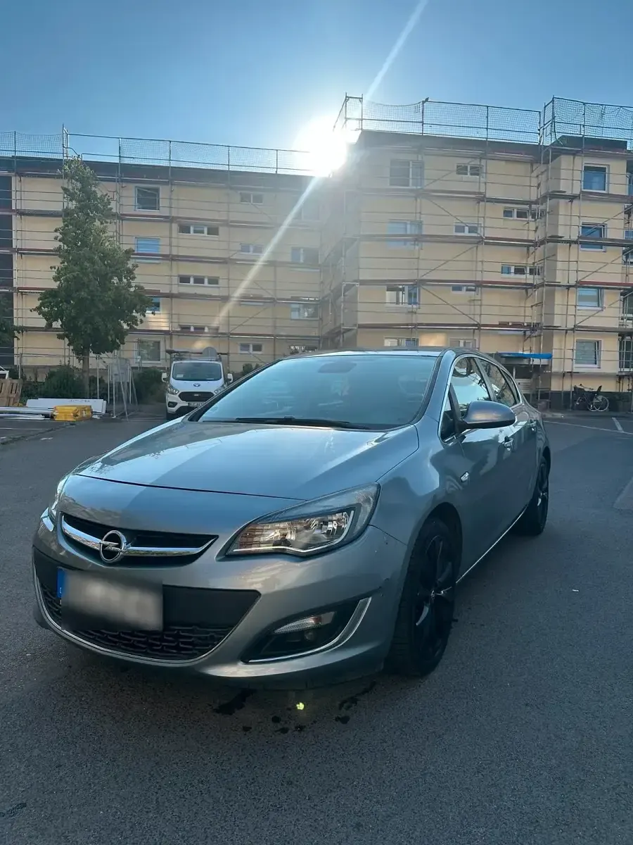 Gebraucht Opel Astra 130 PS (95 kW) 2013 Silber Kleinwagen