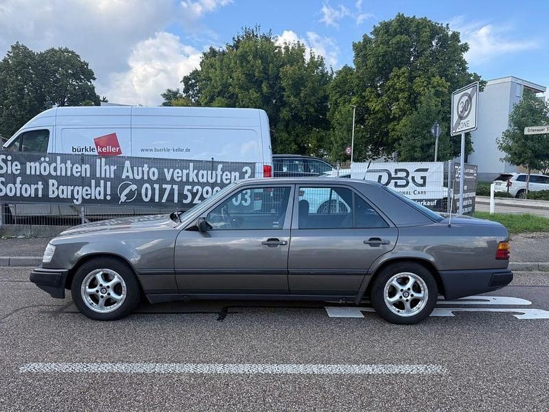 Gebraucht Mercedes E230 132 PS (97 kW) 1987 Braun Limousine
