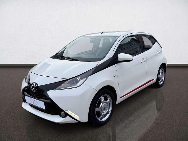 Solid white Gebraucht 2015 Toyota Aygo X-play Kleinwagen | 6.299 € (Fairer Preis) - Bild 1/4