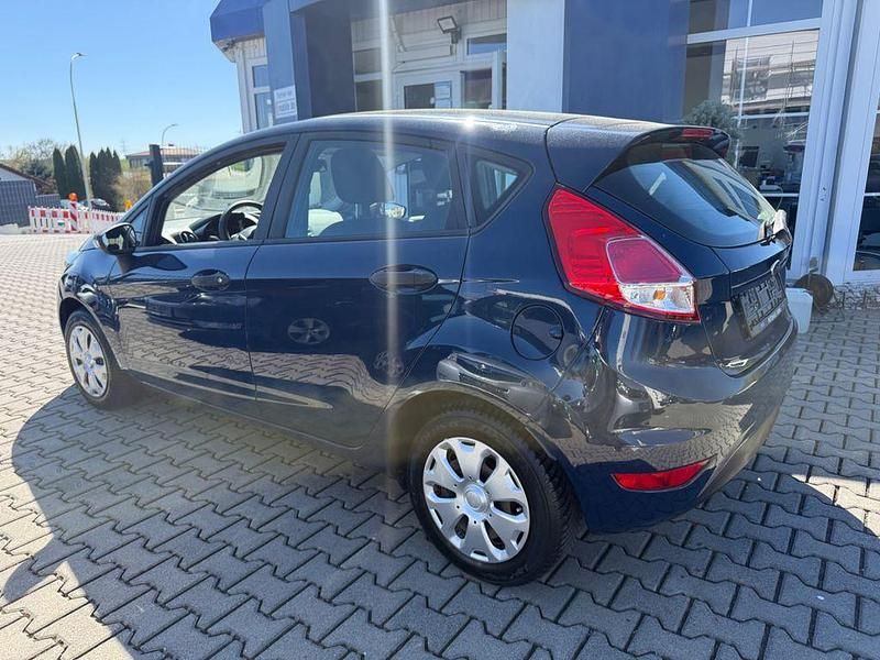 Gebraucht Ford Fiesta Ambiente 60 PS (44 kW) 2014 Blau Kleinwagen