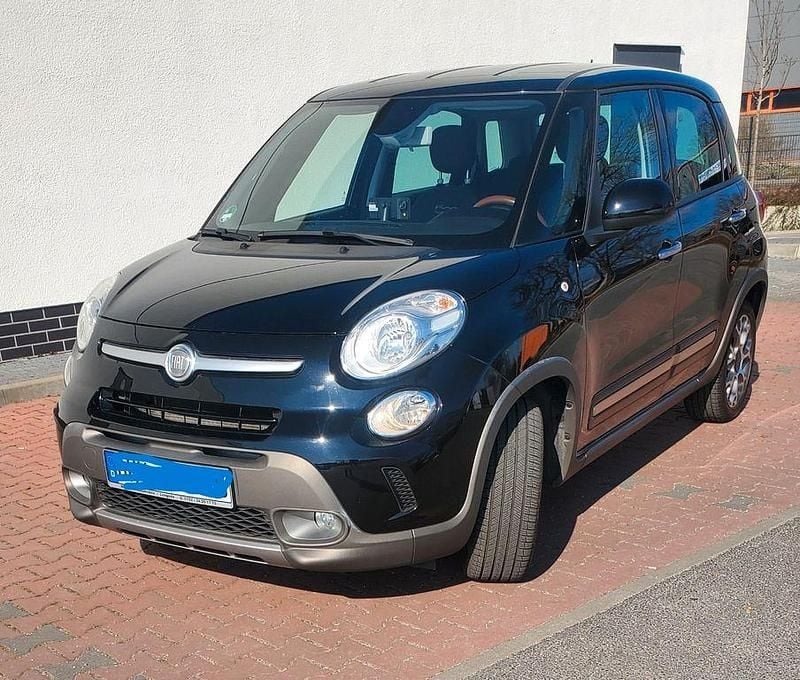Schwarz Gebraucht 2017 Fiat 500L Trekking Van / Kleinbus | 9.880 € (Fairer Preis) - Bild 1/4