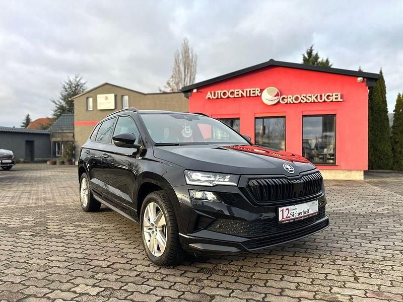 Schwarz Gebraucht 2022 Skoda Karoq SportLine SUV | 25.499 € (Fairer Preis) - Bild 1/4