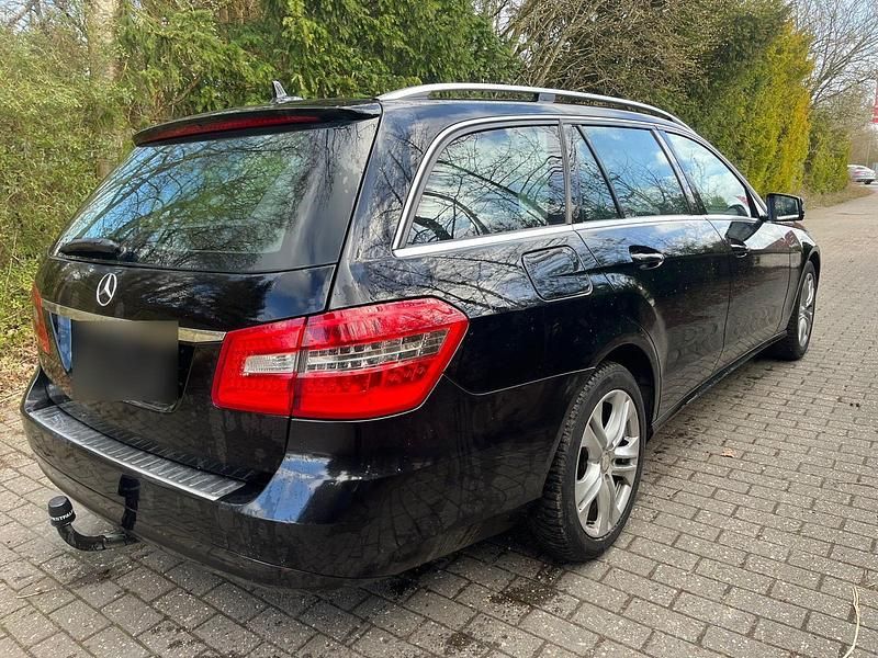 Gebraucht Mercedes E220 170 PS (125 kW) 2012 Schwarz Kombi