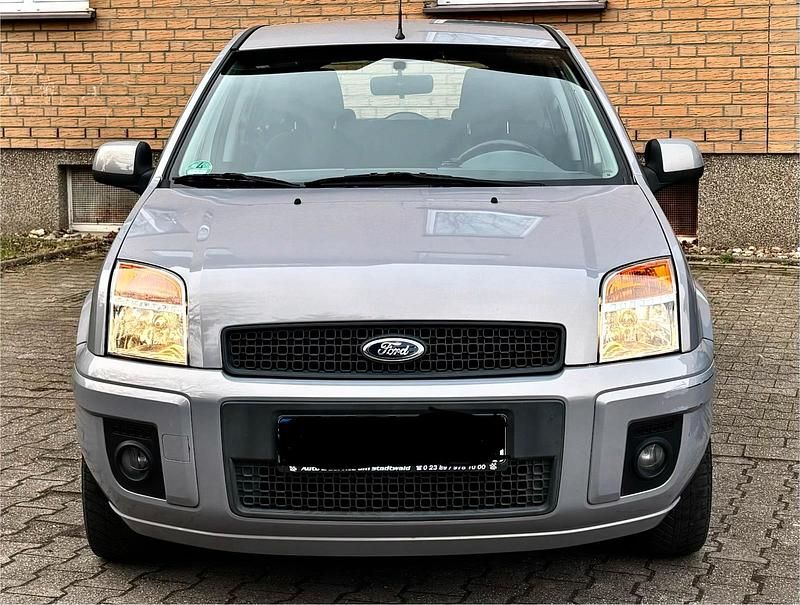 Gebraucht Ford Fusion 80 PS (58 kW) 2011 Grau Kleinwagen