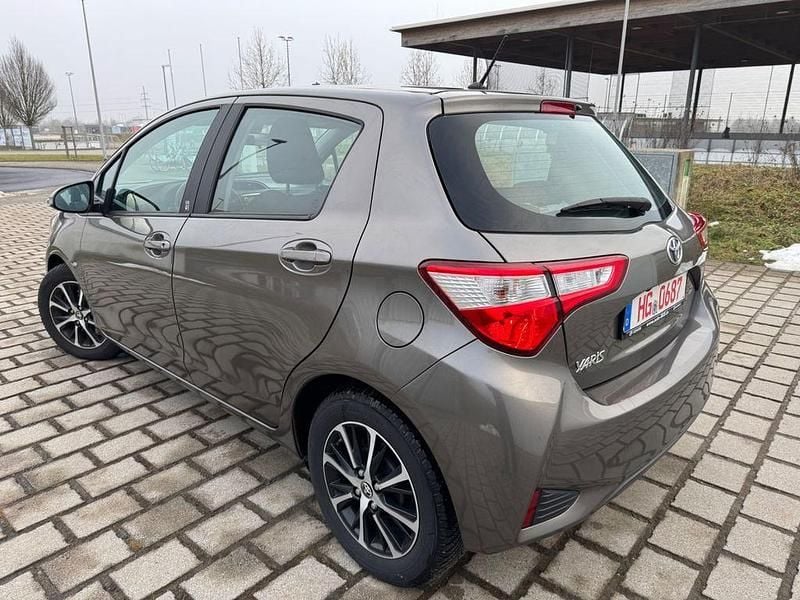 Grau Gebraucht 2018 Toyota Yaris Team Kleinwagen | 14.700 € (Fairer Preis) - Bild 1/4