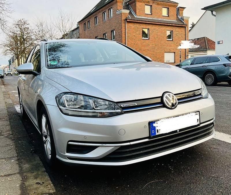 Silber Gebraucht 2020 VW Golf VIII Comfortline Kombi | 14.900 € (Guter Preis) - Bild 1/4