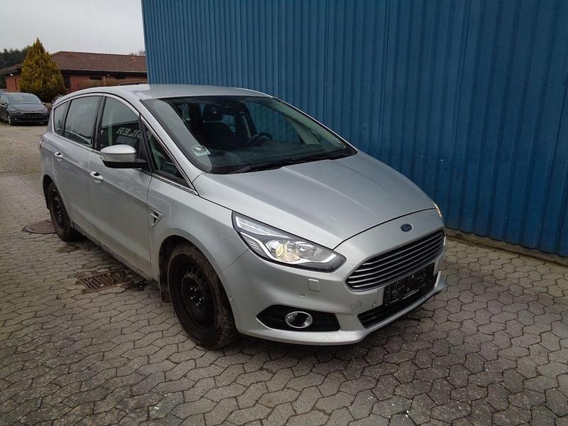 Gebraucht Ford S-MAX Titanium 190 PS (139 kW) 2019 Silber Van / Kleinbus