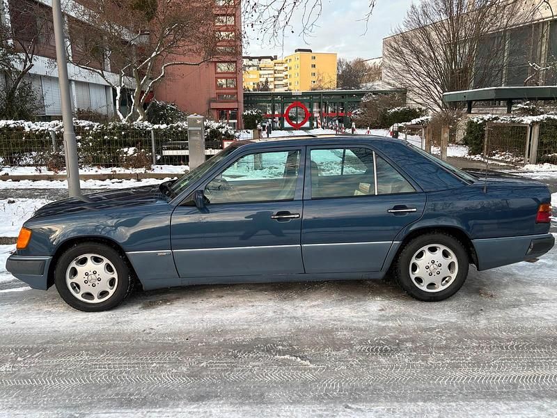 Second-hand Mercedes E320 220 CP (161 kW) 1993 Albastru Berlinǎ