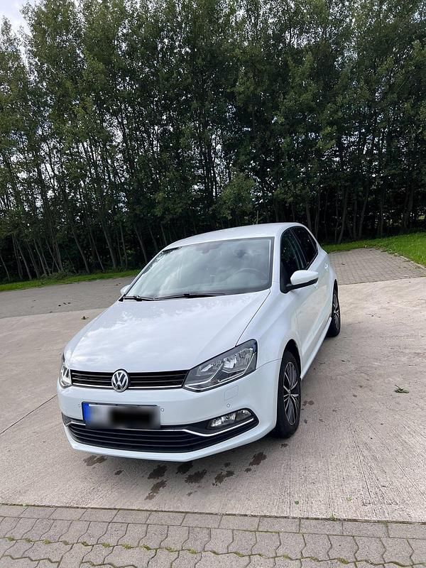 Weiß Gebraucht 2016 VW Polo Allstar Limousine | 9.800 € (Etwas zu teuer) - Bild 1/4
