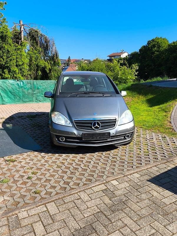 Grau Gebraucht 2009 Mercedes A180 Limousine | 6.300 € (Fairer Preis) - Bild 1/4