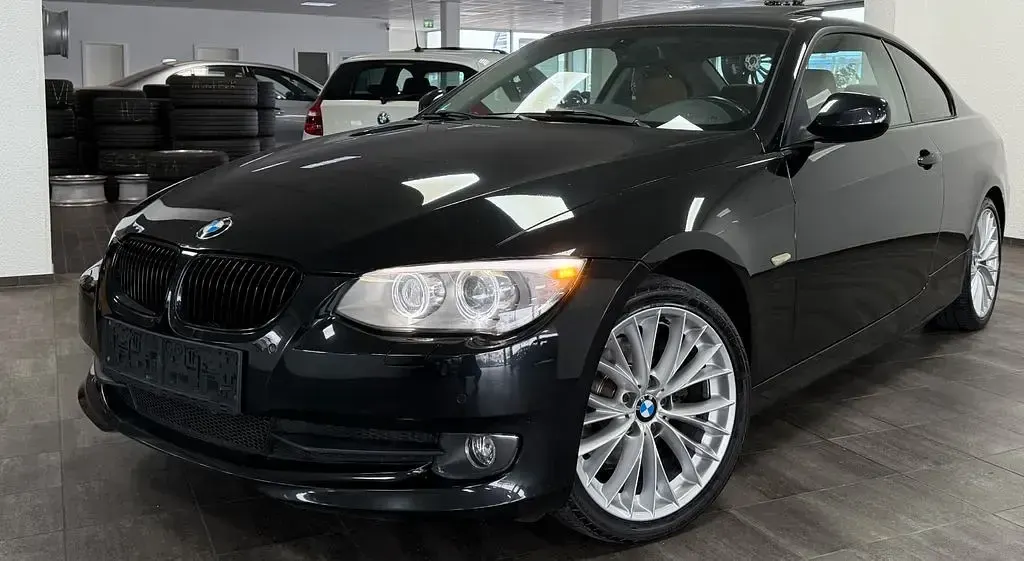 Gebraucht BMW 320 Sport Line 184 PS (135 kW) 2010 Saphirschwarz Coupé