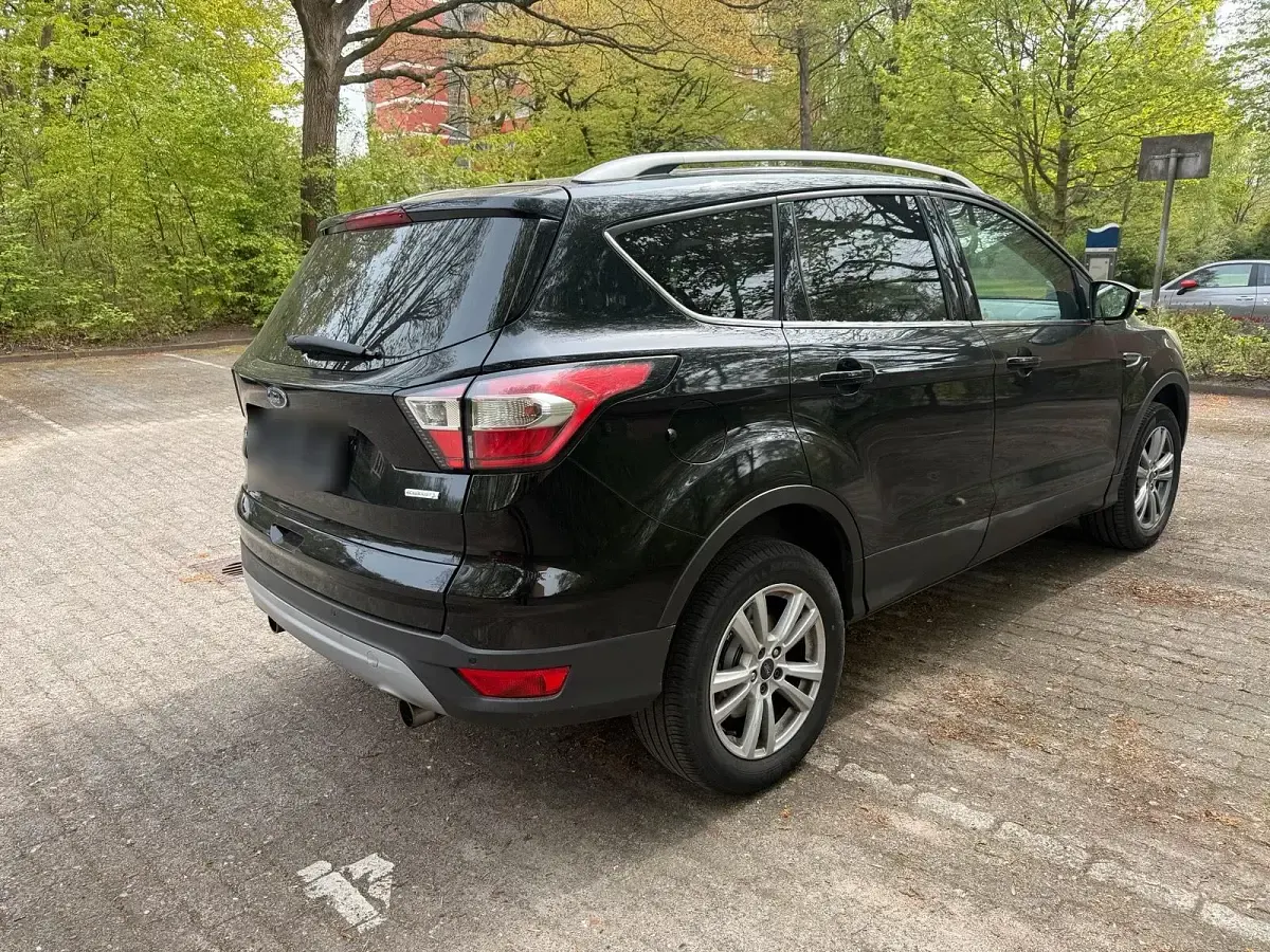 Używany Ford Kuga Cool & Connect 120 KM (88 kW) 2017 Czarny SUV