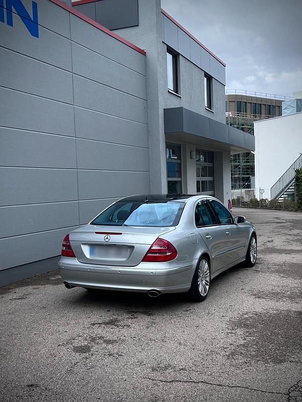 Gebraucht Mercedes E200 163 PS (119 kW) 2005 Silber Limousine