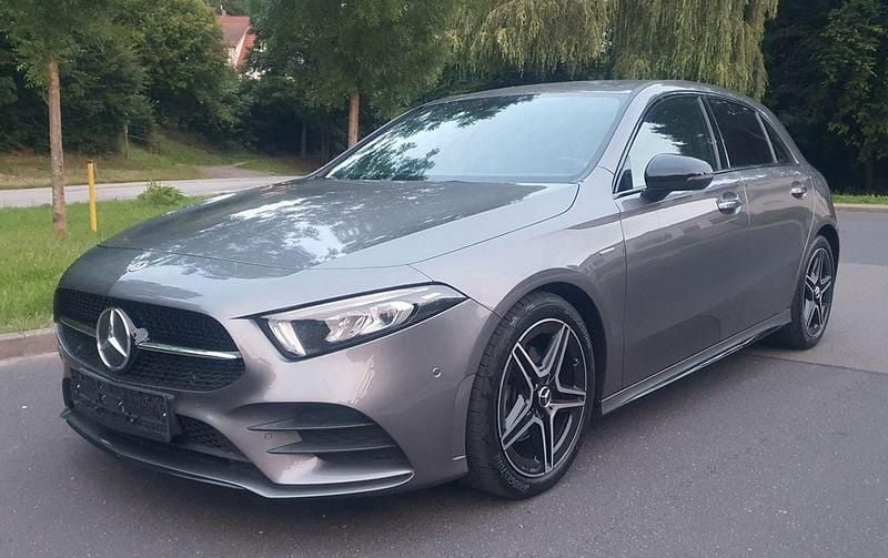 Grau Gebraucht 2021 Mercedes A180 AMG line Limousine | 24.900 € (Fairer Preis) - Bild 1/4