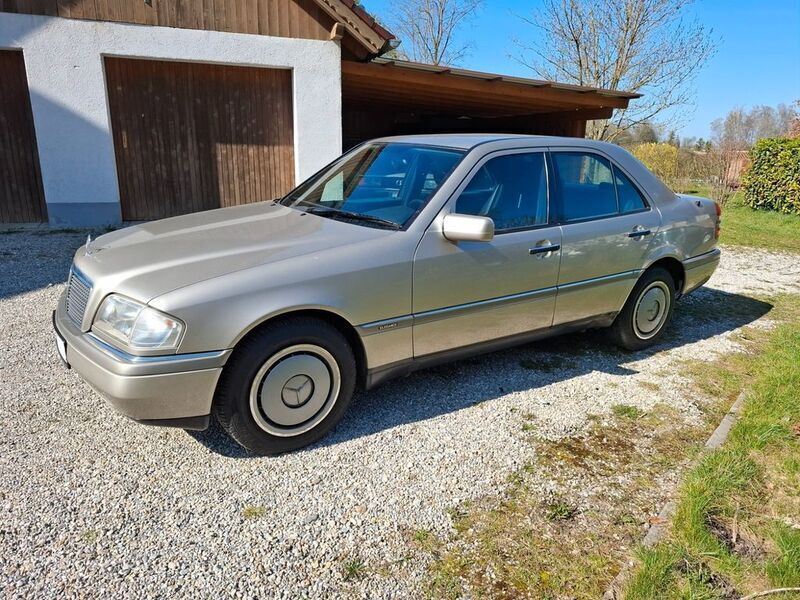 Grau Gebraucht 1994 Mercedes C180 Elegance Limousine | 4.300 € - Bild 1/4