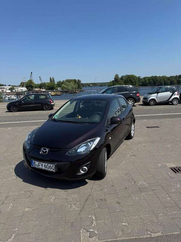 Braun Gebraucht 2014 Mazda 2 Center-Line Kleinwagen | 14.450 € - Bild 1/4