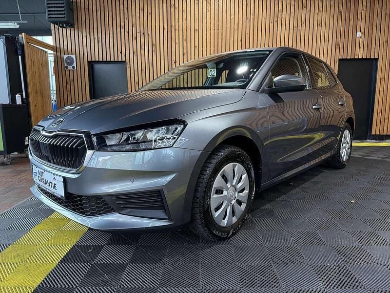 Grau Gebraucht 2023 Skoda Fabia Ambition Limousine | 16.990 € (Fairer Preis) - Bild 1/4