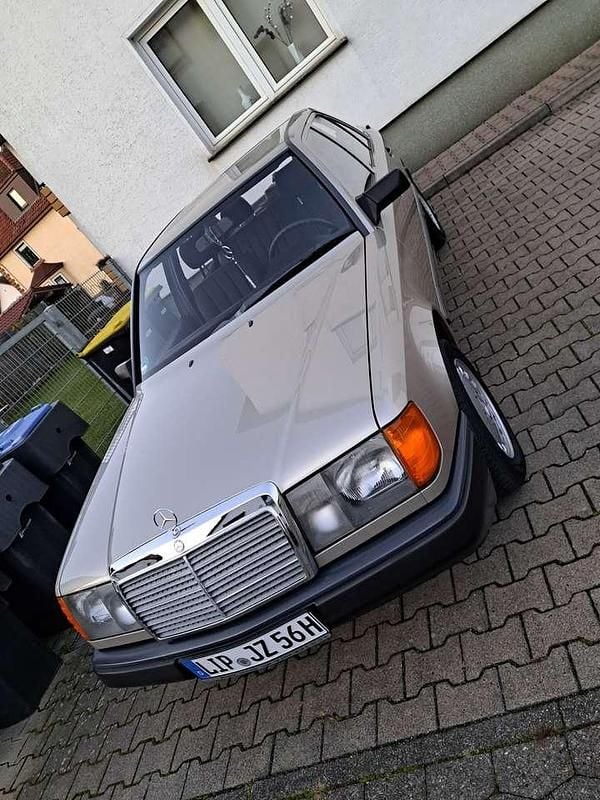Gebraucht Mercedes E230 132 PS (97 kW) 1986 Bronze Limousine