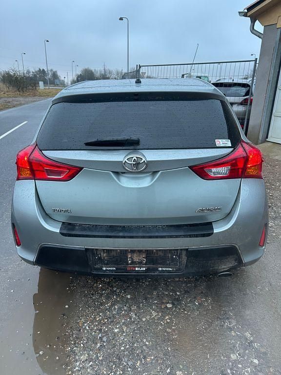 Gebraucht Toyota Auris 124 PS (91 kW) 2013 Silber Limousine