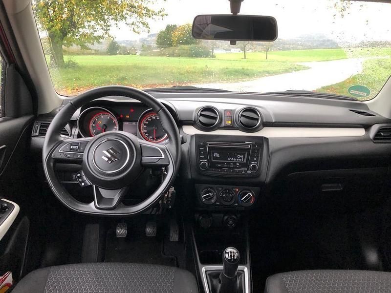 Gebraucht Suzuki Swift Comfort 90 PS (66 kW) 2017 Rot Kleinwagen