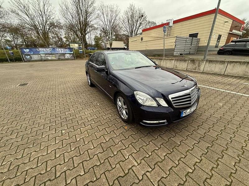 Gebraucht Mercedes E200 Avantgarde 136 PS (100 kW) 2012 Blau Limousine