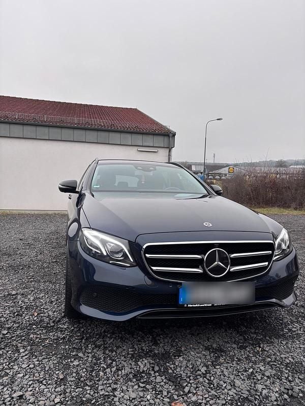 Blau Gebraucht 2020 Mercedes E300 Kombi | 22.500 € (Fairer Preis) - Bild 1/4
