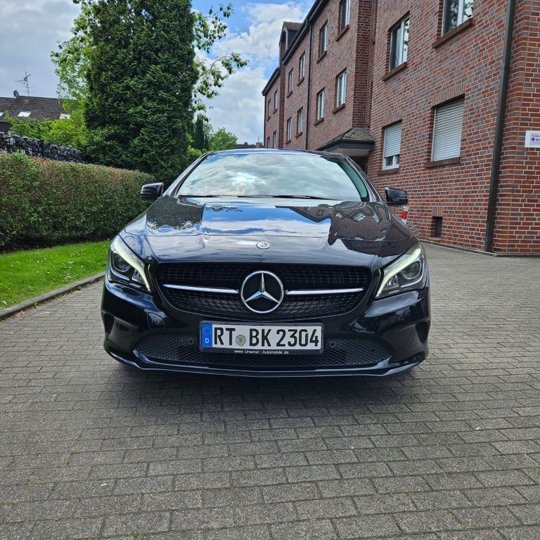 Schwarz Gebraucht 2018 Mercedes CLA180 Limousine | 16.500 € (Fairer Preis) - Bild 1/4