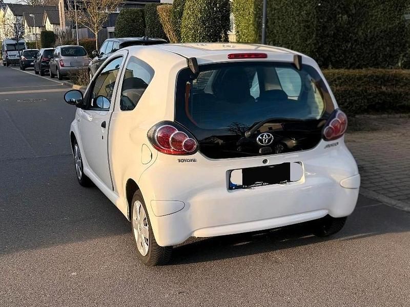 Gebraucht Toyota Aygo 68 PS (50 kW) 2009 Weiß Kleinwagen