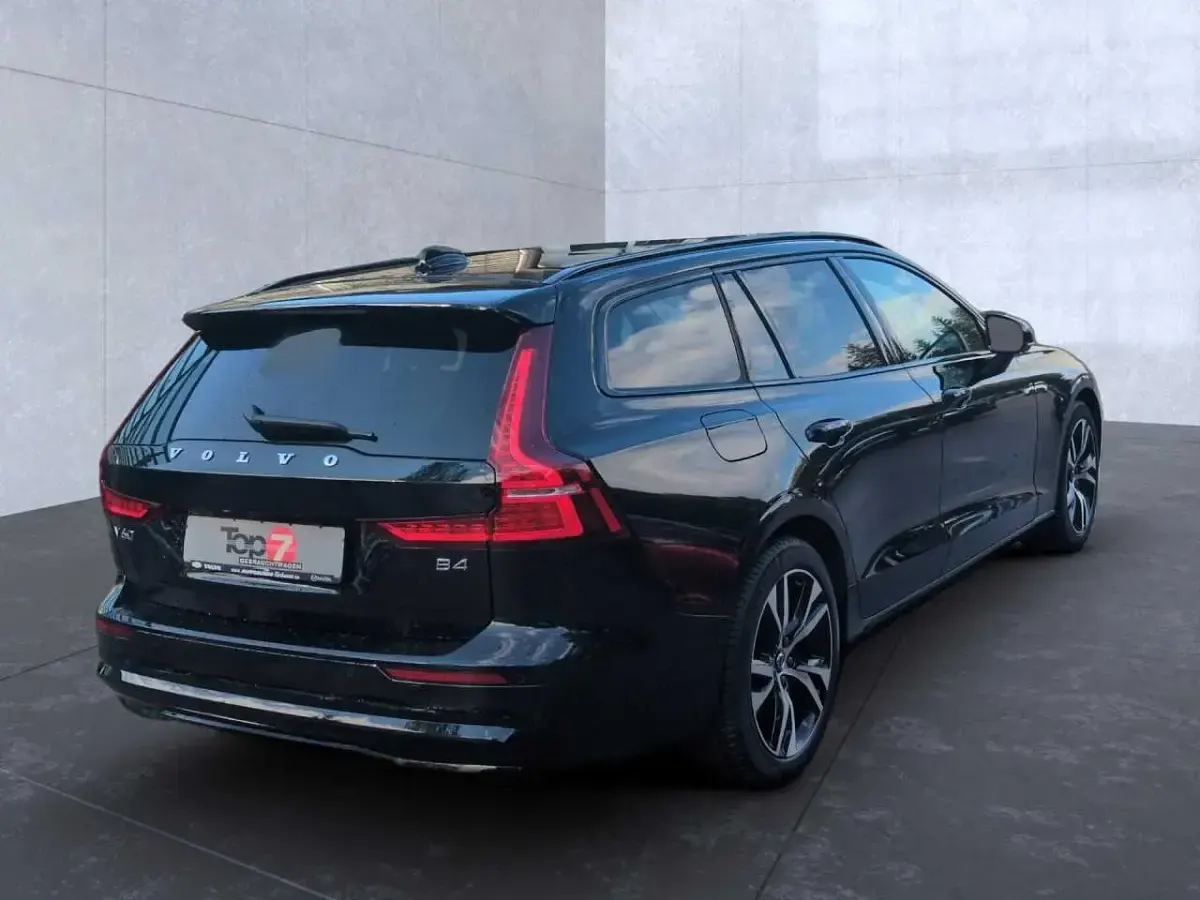 Gebraucht Volvo V60 145 PS (106 kW) 2025 Kombi