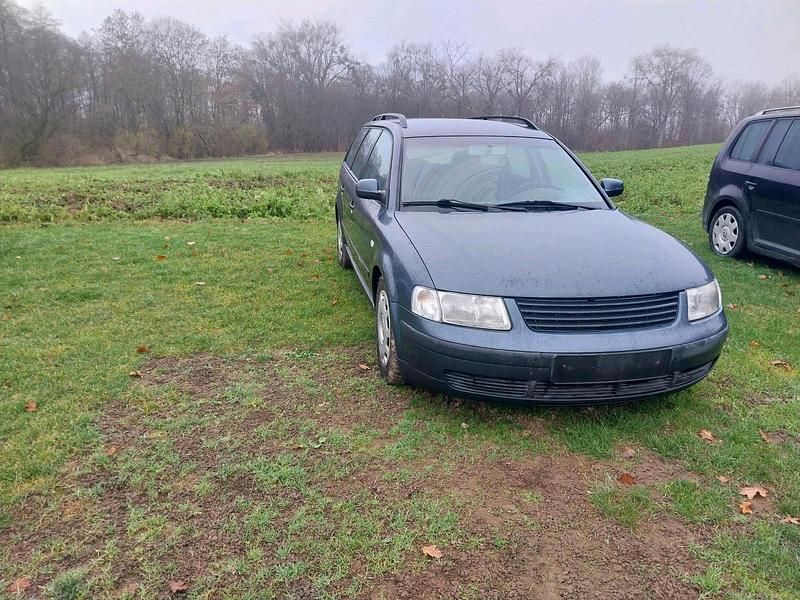 Grau Gebraucht 2000 VW Passat Kombi | 1.200 € (Fairer Preis) - Bild 1/4
