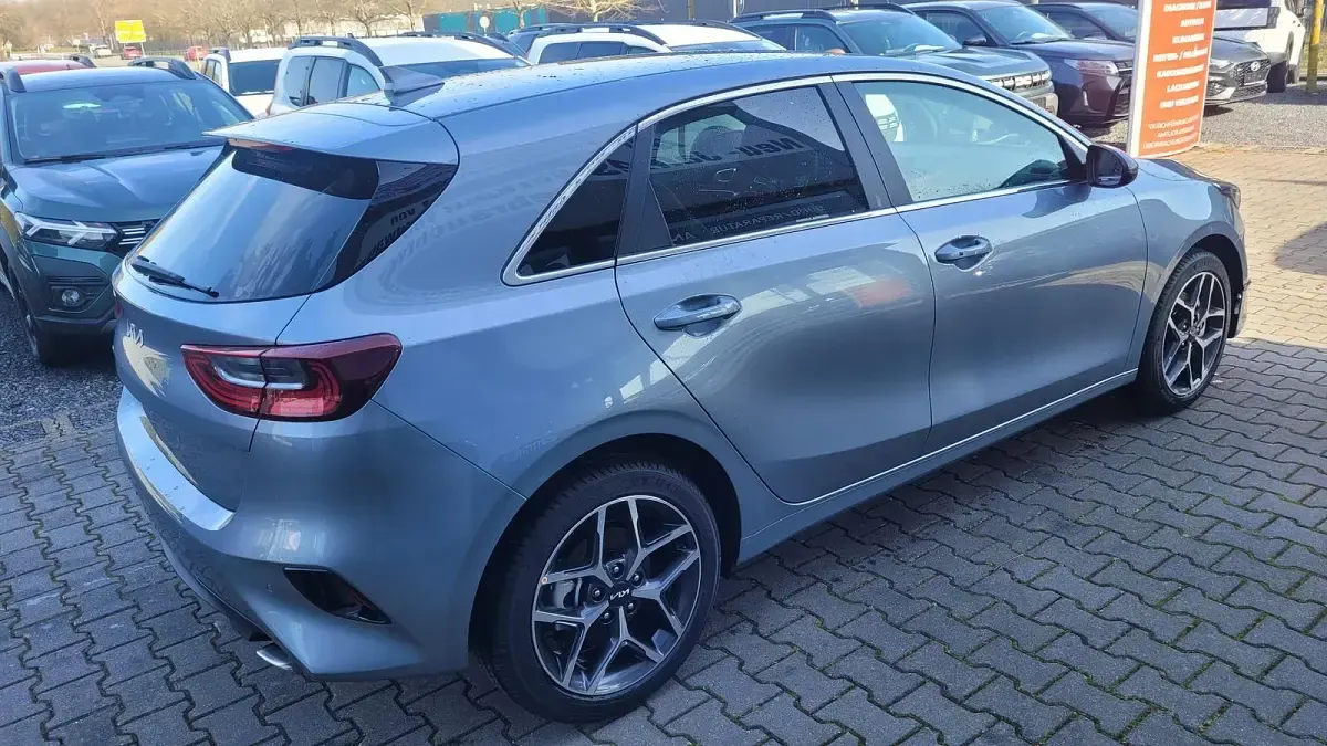 Neu Kia Ceed Gold 140 PS (102 kW) 2026 Lunar silber Kleinwagen