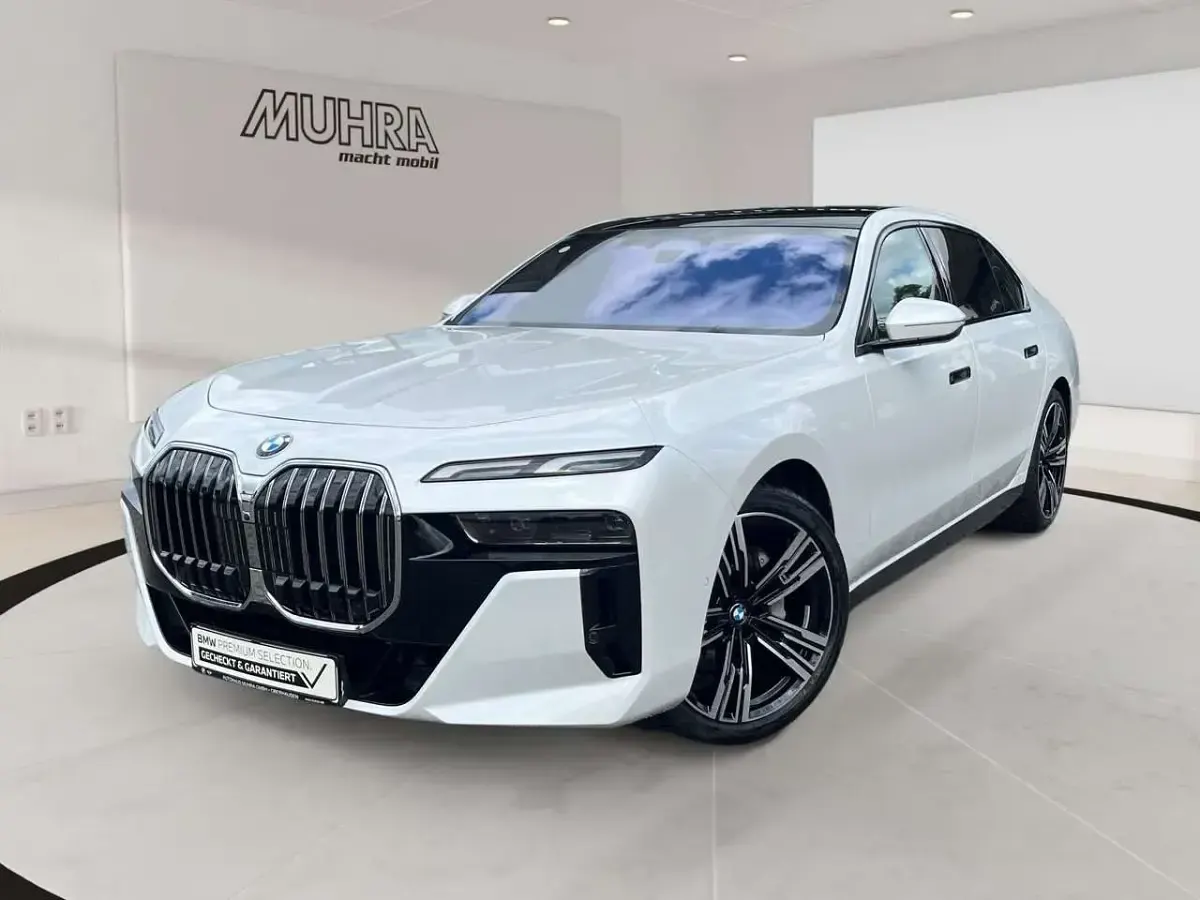 Gebraucht BMW 740 M Sport 299 PS (219 kW) 2025 Mineralweiss Limousine