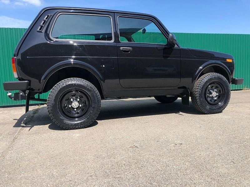 Neu Lada niva 83 PS (61 kW) 2026 Schwarz SUV