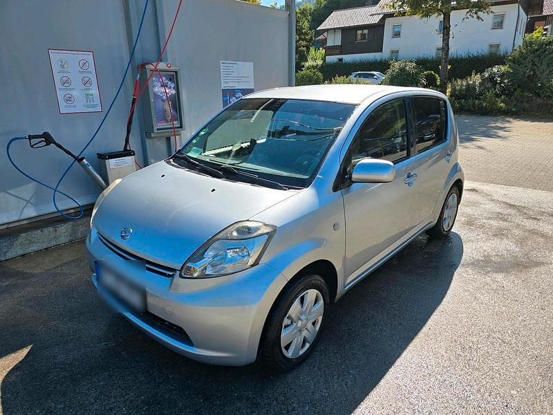 Silber Gebraucht 2006 Daihatsu Sirion Kleinwagen | 2.100 € (Fairer Preis) - Bild 1/4