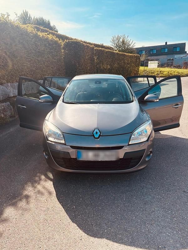Grün Gebraucht 2009 Renault Mégane III Kleinwagen | 3.599 € - Bild 1/4