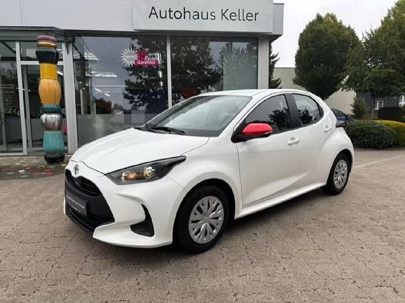 Gebraucht Toyota Yaris Basis 72 PS (52 kW) 2022 Schneeweiß Kleinwagen