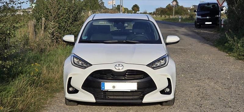 Weiß Gebraucht 2023 Toyota Yaris Team Limousine | 18.800 € (Fairer Preis) - Bild 1/4