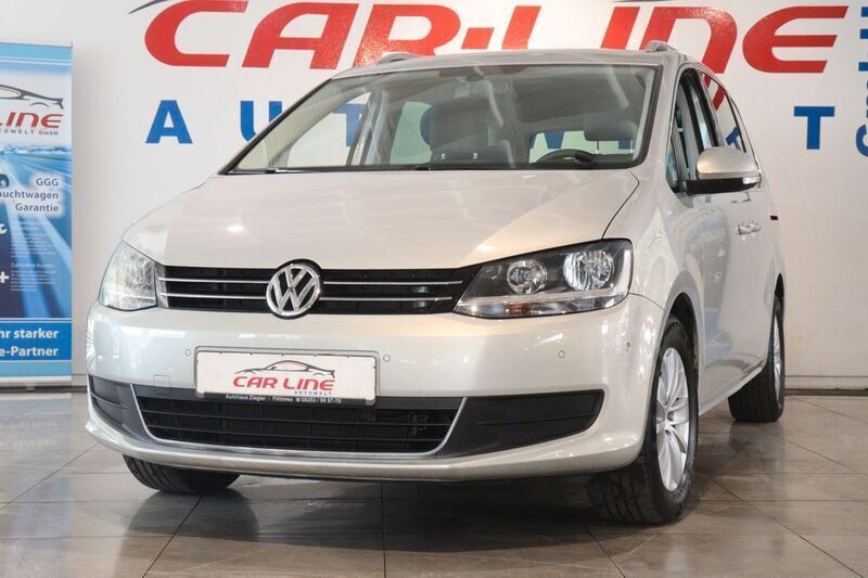 Silber Gebraucht 2012 VW Sharan Comfortline Van / Kleinbus | 18.999 € - Bild 1/4