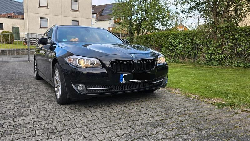Schwarz Gebraucht 2012 BMW 520 Kombi | 10.999 € (Etwas zu teuer) - Bild 1/4