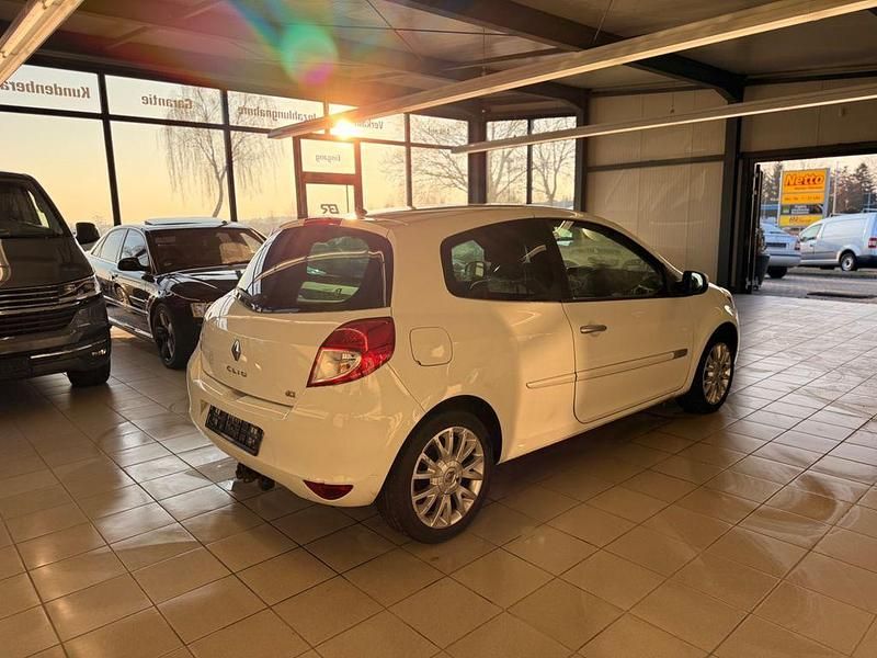 Gebraucht Renault Clio III Dynamique 88 PS (64 kW) 2011 Weiß Kleinwagen