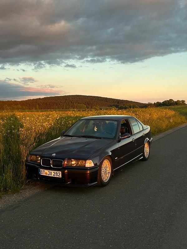 Violet Gebraucht 1996 BMW 323 M Sport Limousine | 6.999 € (Guter Preis) - Bild 1/4
