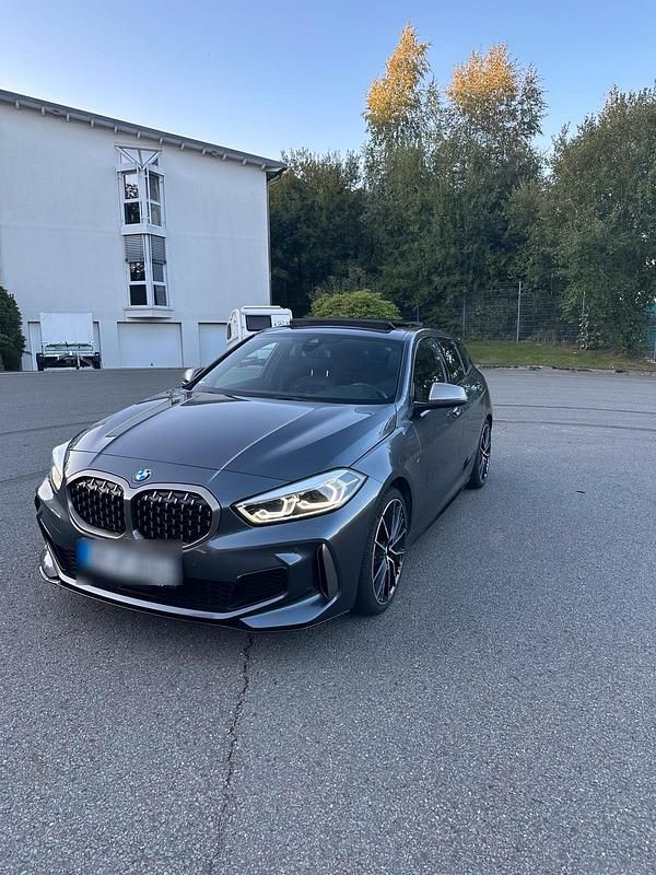 Grau Gebraucht 2020 BMW M135 Kleinwagen | 28.300 € (Fairer Preis) - Bild 1/4