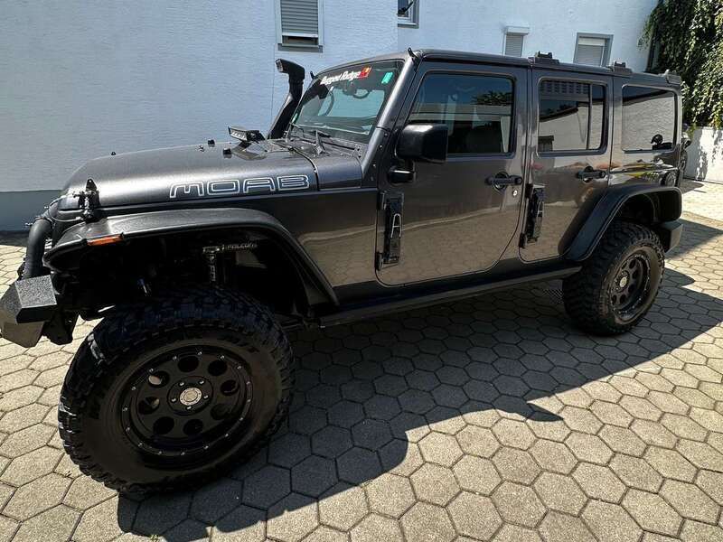 Grau Gebraucht 2017 Jeep Wrangler Unlimited Sahara SUV | 45.900 € - Bild 1/4