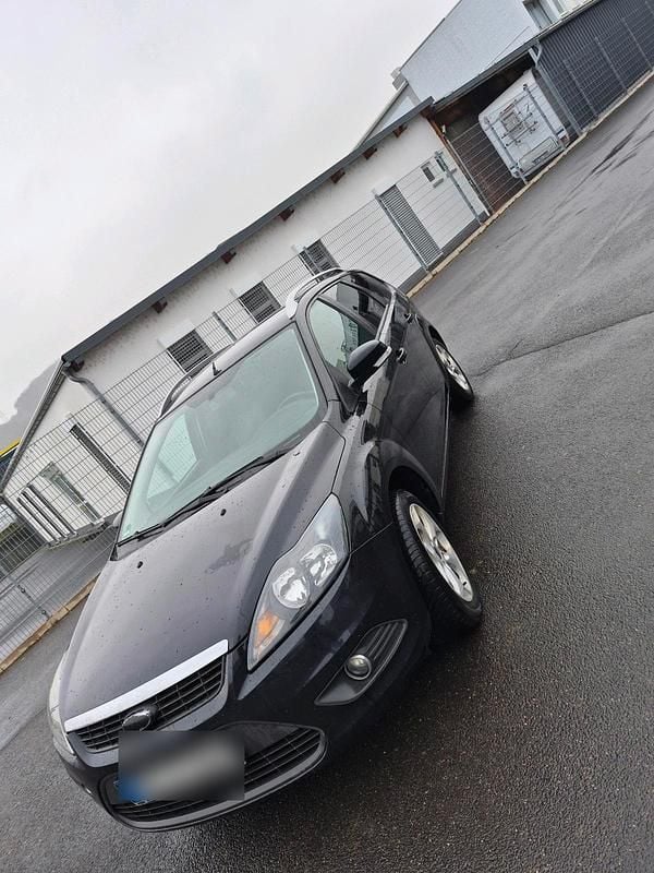 Schwarz Gebraucht 2010 Ford Focus Kombi | 2.500 € (Fairer Preis) - Bild 1/4