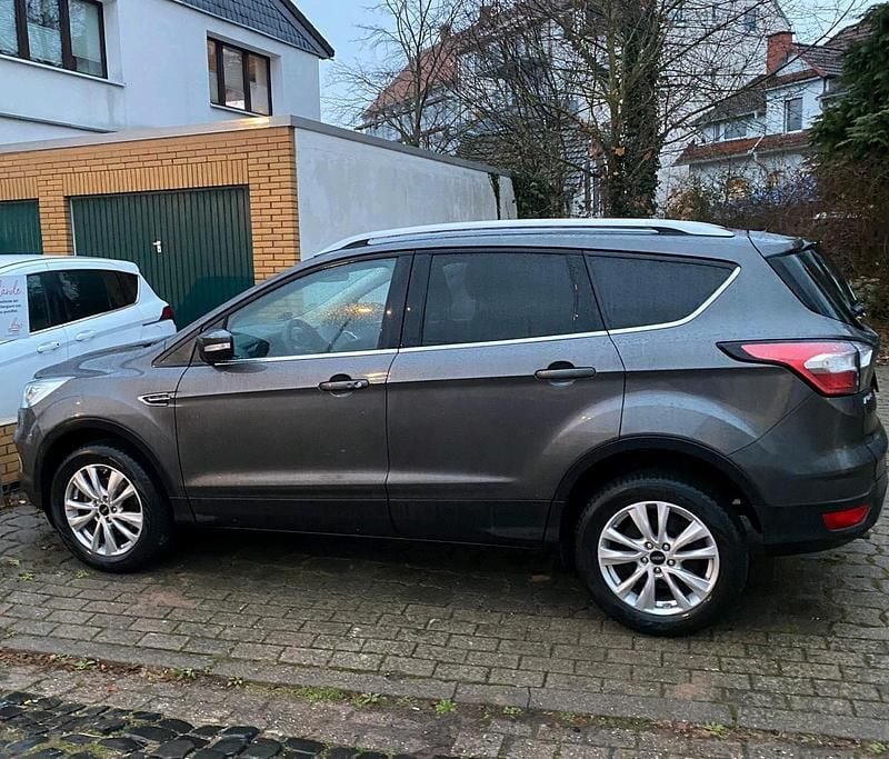 Gebraucht Ford Kuga Titanium 150 PS (110 kW) 2019 Grau SUV